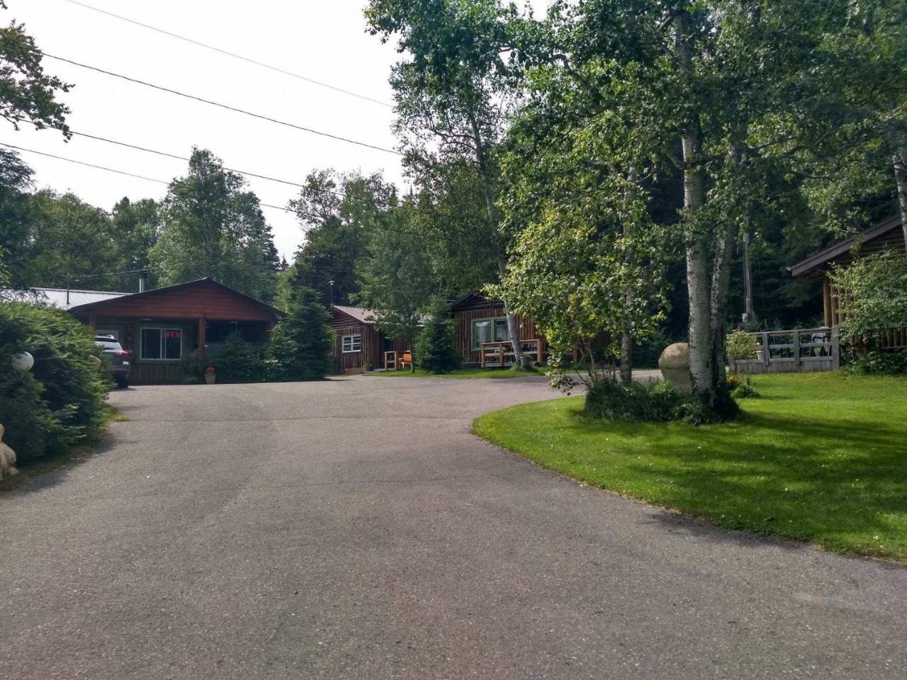 High Falls Motel & Cabins Wawa Eksteriør billede